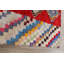 Tapis décoratif en laine de conception unique noué à la main des années 1960 de 5 pi 4 po x 6 pi 1 po en rouge/blanc/bleu
