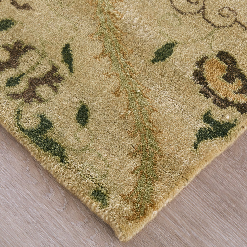 Wool Floral Area Rug in Green, Rectangle 5'6" x 8'6"