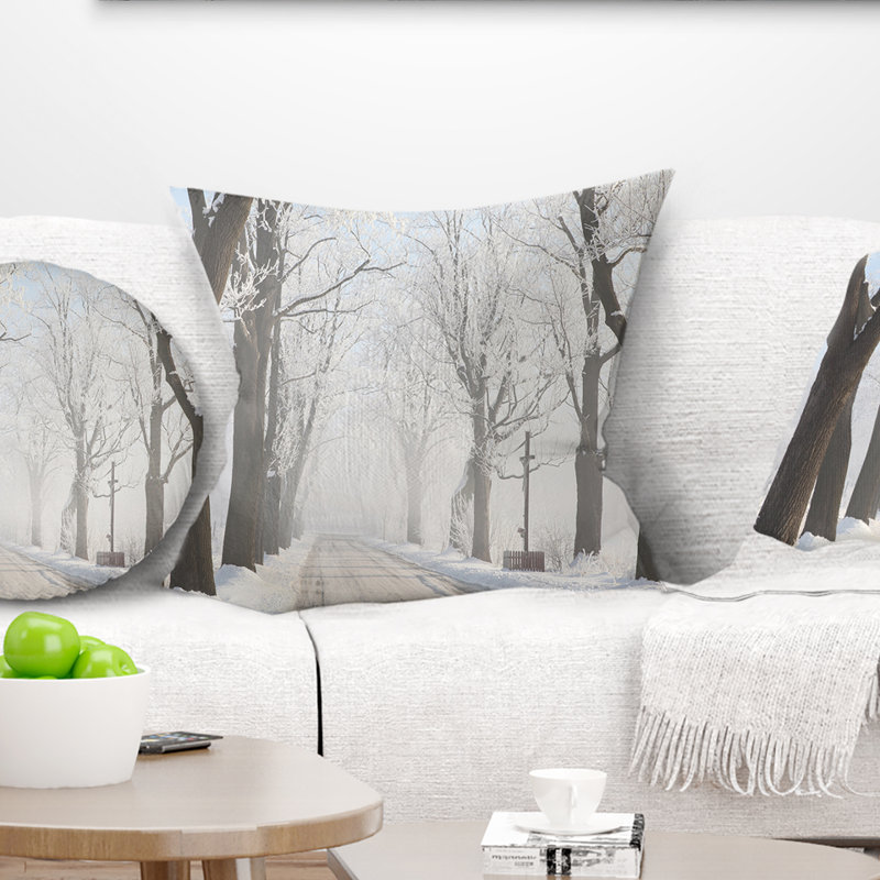 Misty, route d'hiver dans la forêt d'hiver - coussin imprimé forêt, 18 po x 18 po, Coussin décoratif