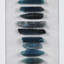 Panneau de décoration murale encadré en agate bleue - art dimensionnel, céruléen teint naturel, fond blanc doux, protection en verre, cadre noir