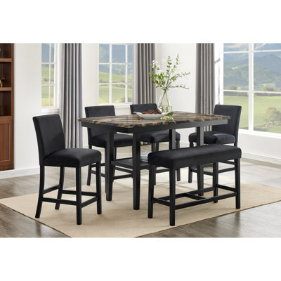 Ensemble de salle à manger 6 pièces : table haute en faux marbre doré et noir, chaises et banc rembourrés noirs, meubles en bois.
