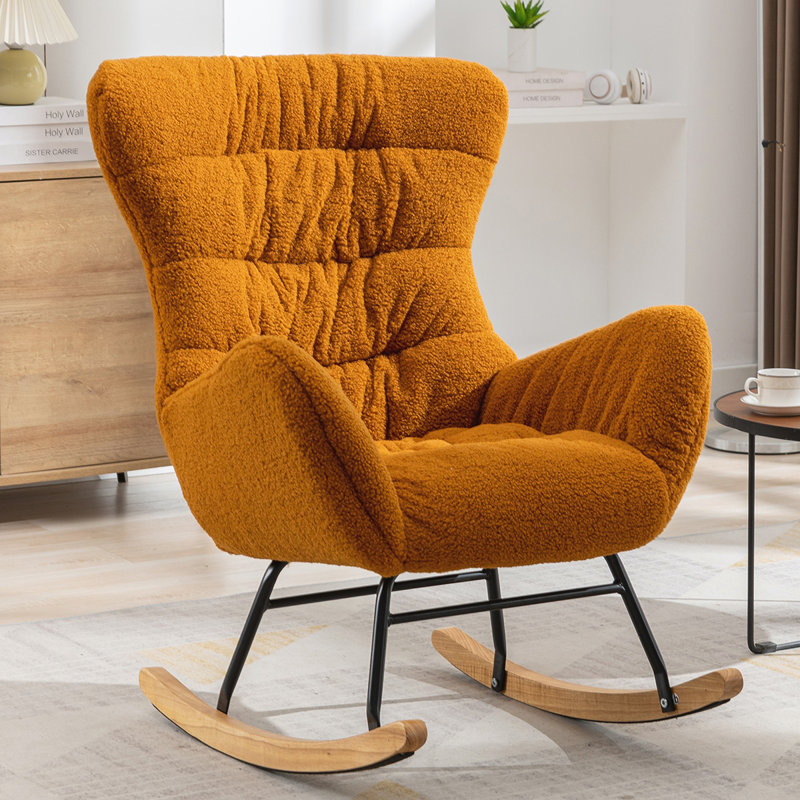 Chaise berçante rembourrée Banita Teddy avec pieds en bois massif, haut dossier, Tissu en peluche orange caramel