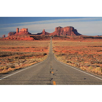 Route pavée vide menant à Monument Valley par Jeremy Edwards