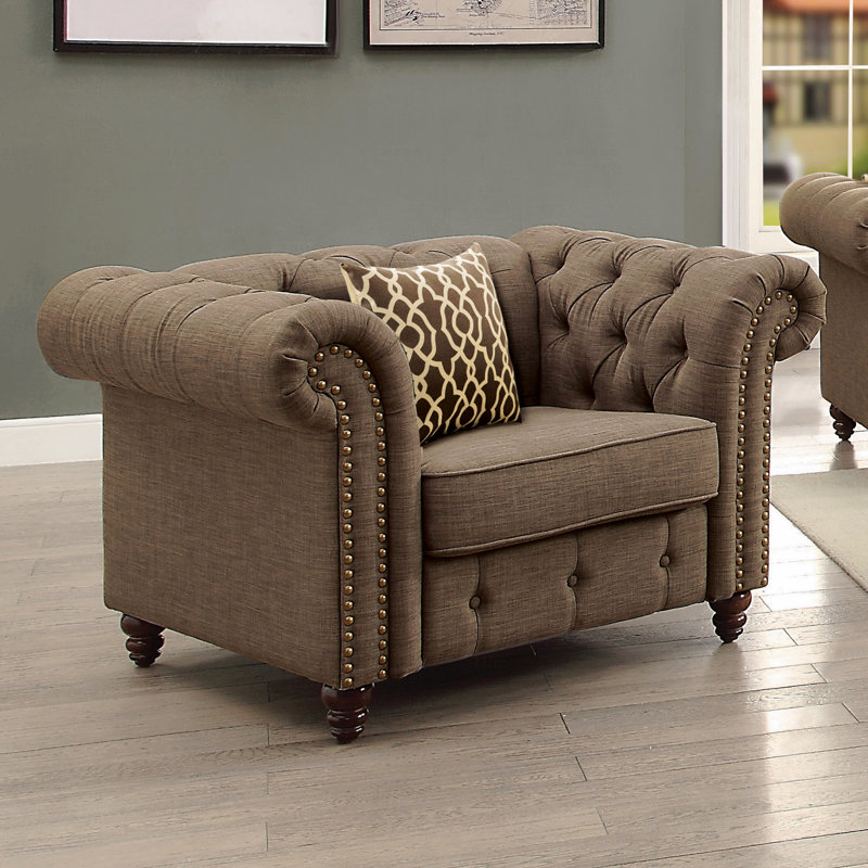Fauteuil d'appoint brun capitonné avec coussin