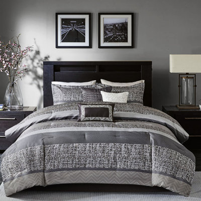 Édredon 7 pièces pour grand lit. Gris / taupe Avec des détails brodés et plissés. Contient un édredon, 2 taies décoratives, 3 coussins, 1 jupe de lit grand. Gris / taupe Tissu. Comprend une jupe décorative. Lavable