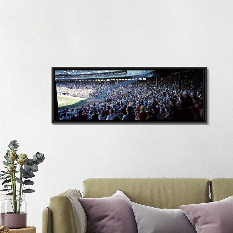 Spectateurs panoramique regardant un match de baseball dans un stade, Fenway Park, Boston, Suffolk County, Massachusetts, États-Unis - reproduction de photo sur toile