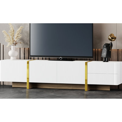 Meuble télé moderne blanc avec bords cannelés: téléviseur de 80 po, pieds dorés, pieds de rangement pour téléviseur, armoire