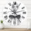 Portrait monochrome d'une femme portant une robe de soirée - horloge murale moderne
