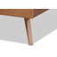 Lit plateforme en bois à finition brune noyer Hewins (grand)-349775903