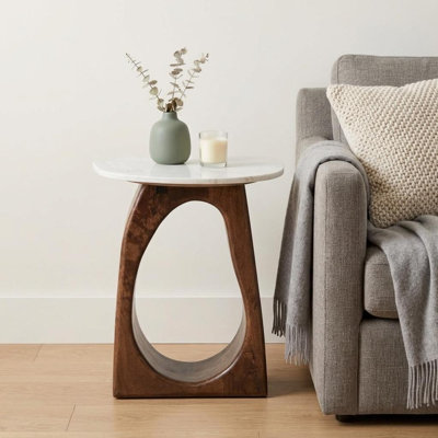 Table de bout 22 po en forme de marbre blanc et noyer et bois massif