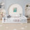 Lit plateforme pleine grandeur avec clôture et porte pour enfants, cadre de lit Montessori avec lattes de soutien pour tout-petits, lit de plancher en bois