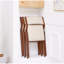 2 chaises de salle à manger pliables blanc cerise et crème. Peu encombrant, facile à transporter. Pas d'assemblage. Support de dos ergonomique. Pour la chambre, le bistro et le visiteur. Conception légère. Capacité de 250 lb. 19 po x 21,25 po x 34 po