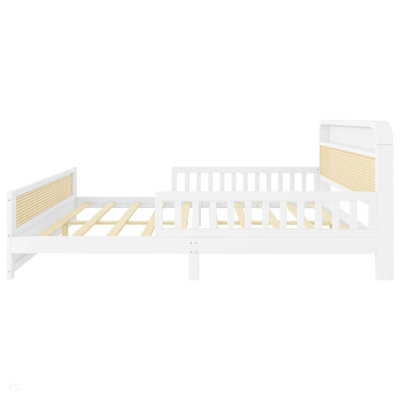Structure de lit en rotin avec lumières DEL et tête de lit à rangement, lit plateforme double avec barrières de sécurité pour enfants