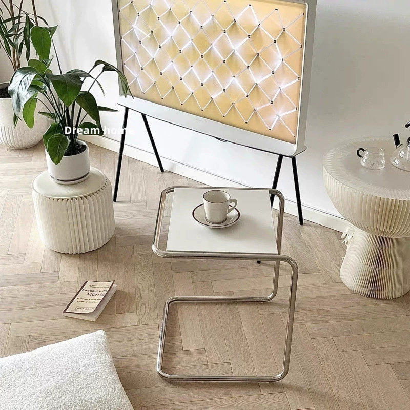 Table basse simple, tablette de canapé moderne, quelques styles extravagants à côté de la chambre à coucher.