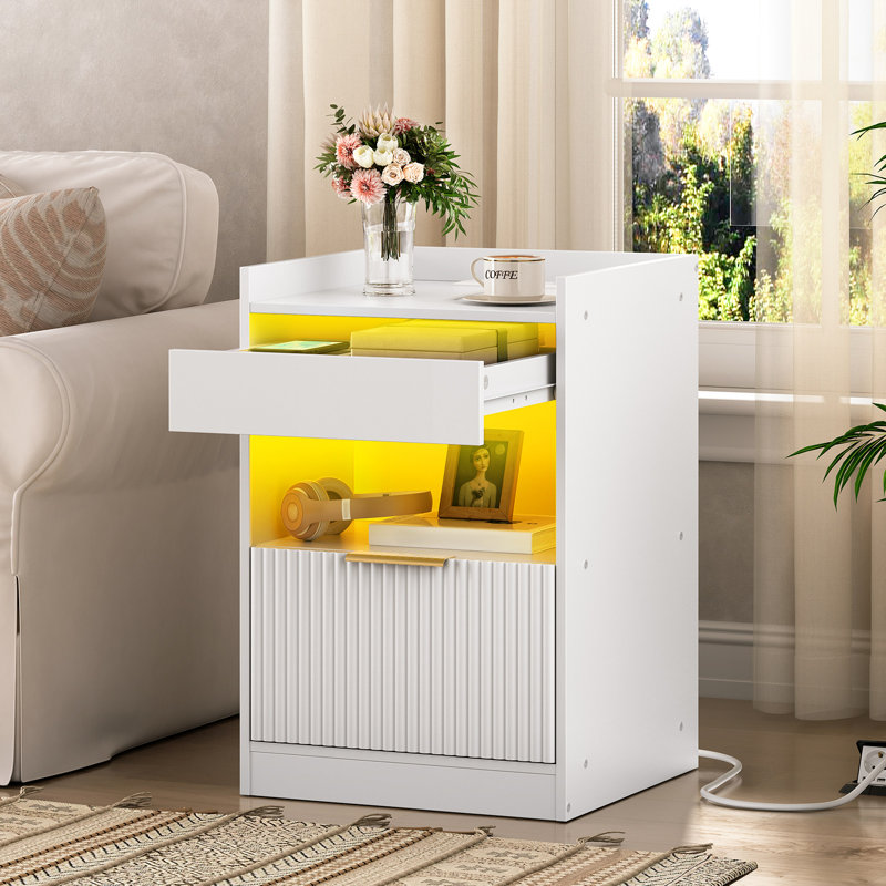 Table de chevet de 15,7 po de largeur avec station de charge et lumières DEL