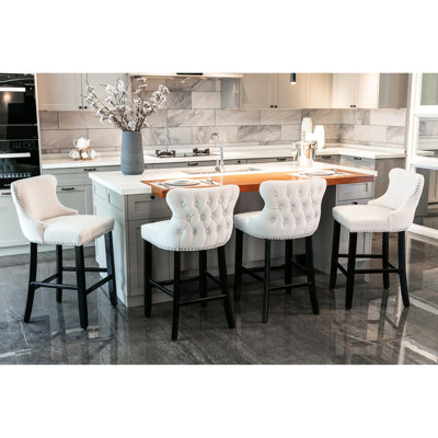 Velours contemporain avec ornement à boutons, pieds en bois, garniture, de 4, beige pour le repas en velours, zone de dégagement pour les hanches