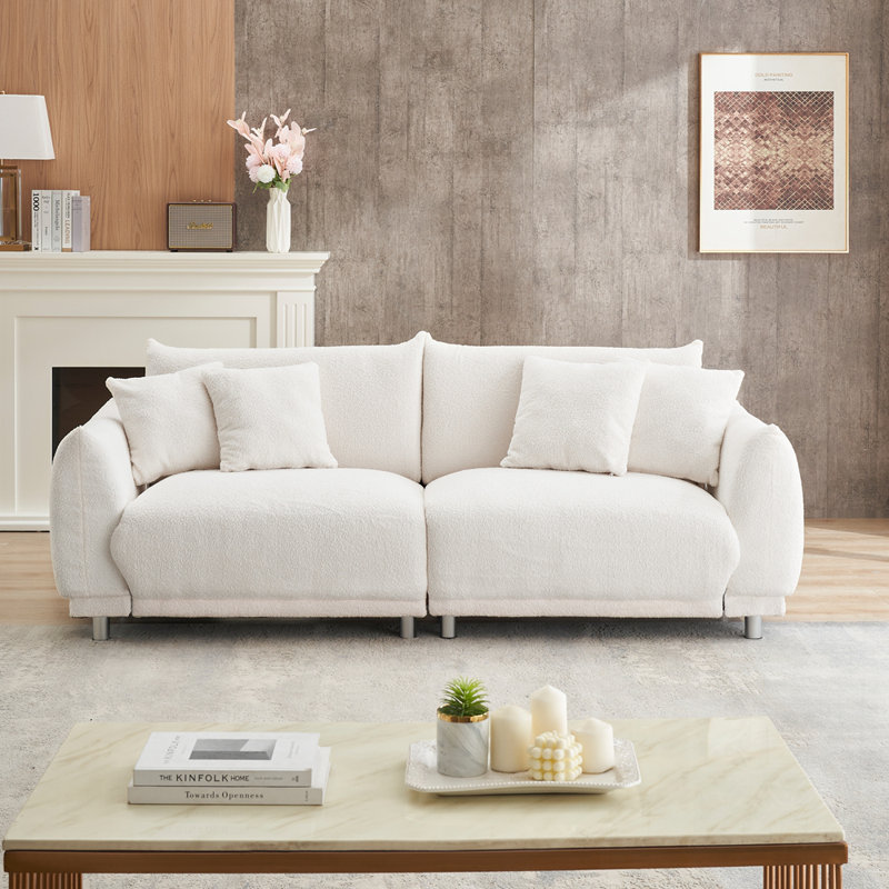 Canapé compact en molleton avec quatre coussins décoratifs, parfait pour un appartement confortable et peu encombrant, Beige
