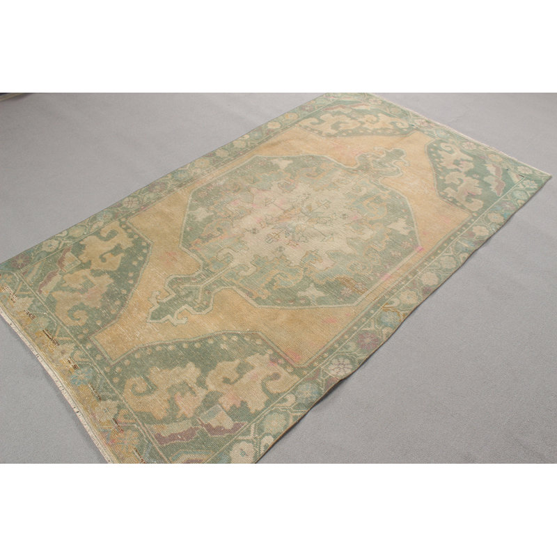 Tapis turc rétro avec motifs anatoliens délavés, idéal pour décorer les salons dans de riches tons bruns bohémiens