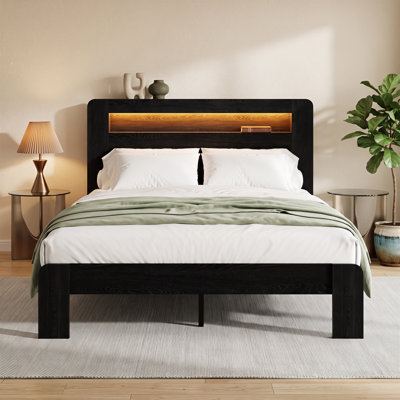 Base de lit plateforme très grand en bois avec tête de lit avec rangement, cadre de lit brun rustique, lumières DEL intégrées et station de charge USB, support à lattes en métal