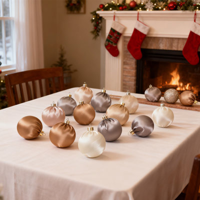 12 pièces de boules de Noël en satin jaune brillant - 6 cm d'ornements mixtes de quatre couleurs pour des décorations d'arbre des Fêtes
