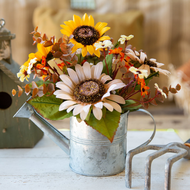 Arrangement floral de tournesols dans un arrosoir