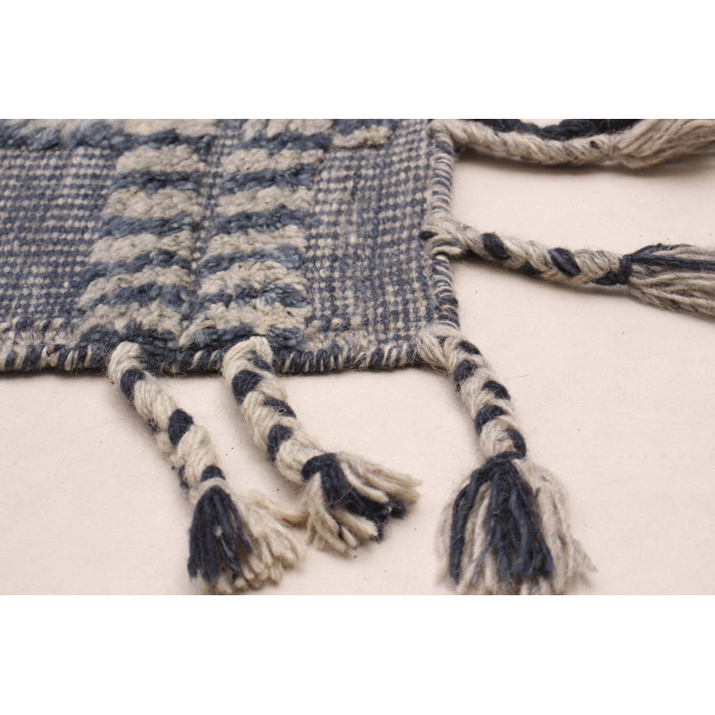 Tapis unique bleu marine 5 pi 6 po x 7 pi 9 po Oriana
