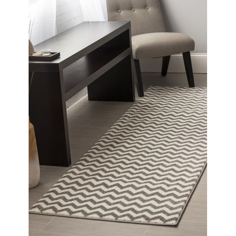 Tapis gris à motif chevron Merissa, Tapis de couloir 2 pi 8 po x 8 pi