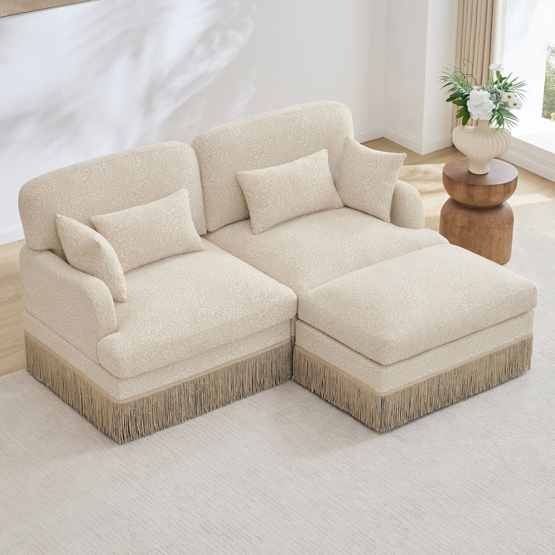 Canapé en chenille à imprimé léopard avec support ergonomique, repose-pieds mobile, garniture à pampille, siège profond et ensemble modulaire sans outil pour les salons modernes.