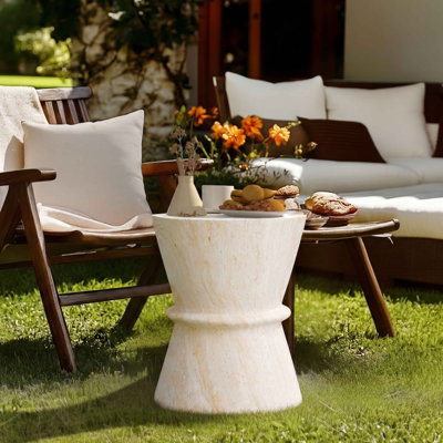 Table d'appoint d'extérieur en forme de sablier, table d'appoint contemporaine en béton avec texture de pierre simulée, table de bout d'extérieur pour le salon, le jardin.