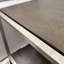 Table basse en bois durable avec cadre en métal et tablette