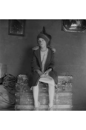 « farm child », reproduction de photo, H 66 po x l 44 po x P 1,5 po