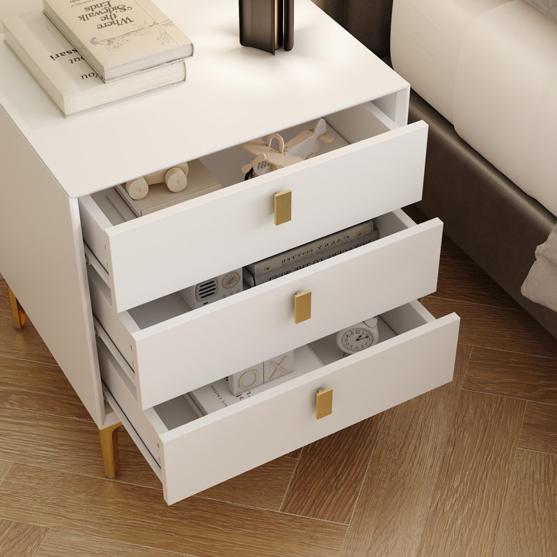 Table de chevet blanche avec pieds et poignées en métal doré - 3 tiroirs, design minimaliste moderne