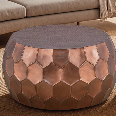 Table basse ronde en aluminium 32 po avec base en diamant lustré, conception martelée à la main, finition cuivre antique, amplement d'espace pour les articles de décoration hexagonale facile à utiliser dans la maison