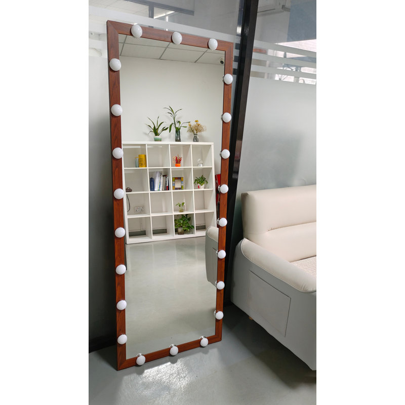 Miroir pleine longueur avec lumières DEL, luminosité et couleur réglables, options d'installation polyvalentes pour un décor moderne