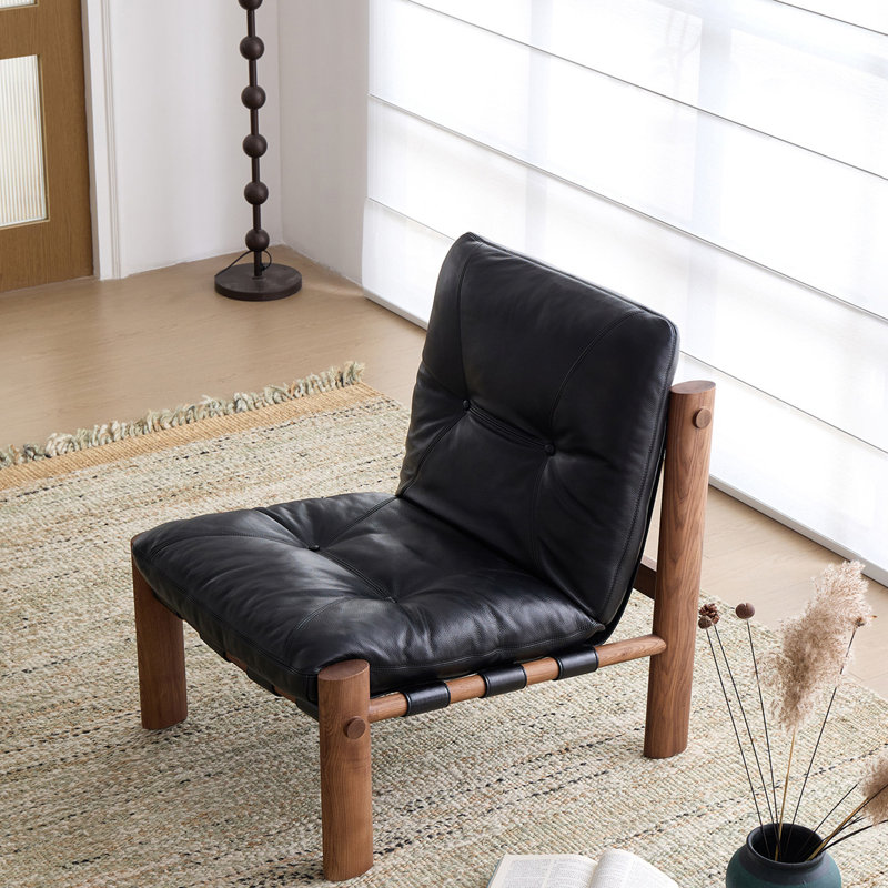 Fauteuil de loisir de 27,56 po de style minimaliste de luxe avec coussin supérieur en cuir noir, structure en bois de frêne et dossier simple pour le salon et le balcon