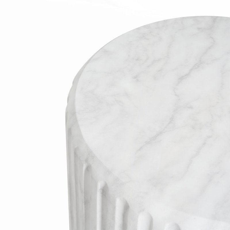 Table d'appoint d'extérieur sculptée Cicci, résistante aux intempéries et élégante pour la décoration de patio ou de jardin