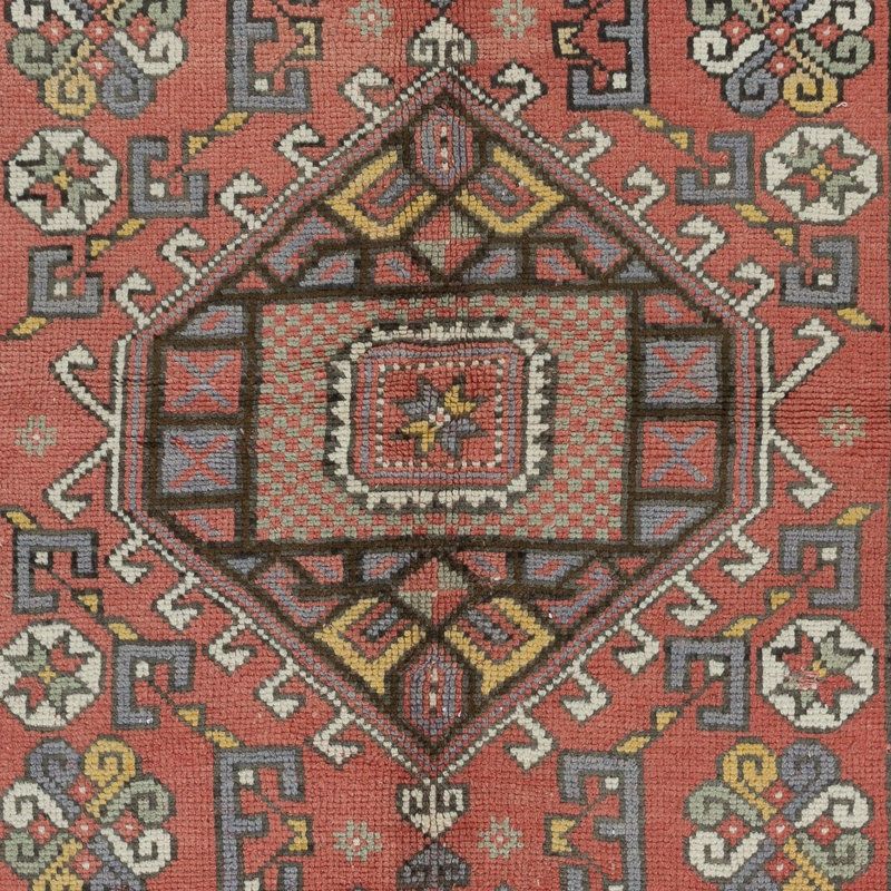 Tapis rouge fait à la main à motif de médaillon géométrique, ca 1960