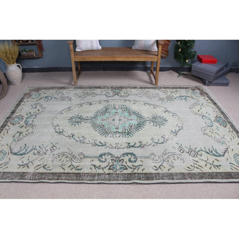 Découvrez un élégant tapis turc rétro à motifs floraux vert et beige pastel pour un décor de salon bohémien