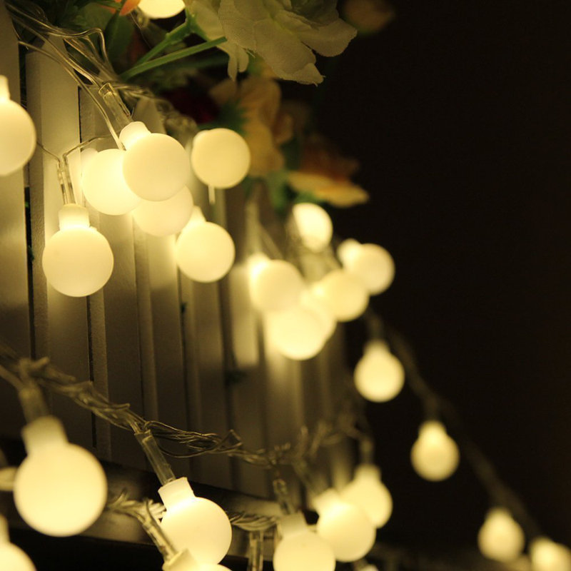 Guirlande lumineuse de 33 pi à 100 lumières à DEL blanc chaud en forme de globe givré pour l'extérieur (connexion d'une extrémité à l'autre)