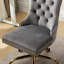 Chaise de bureau en velours gris avec base en métal doré, style bouton, pivotante et réglable, boutons tirés à la main, garniture décorative cloutée, coussin à haute résilience, structure triple élastique, revêtement rembourré pour le travail.