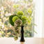 Fleurs artificielles avec vase-344530496