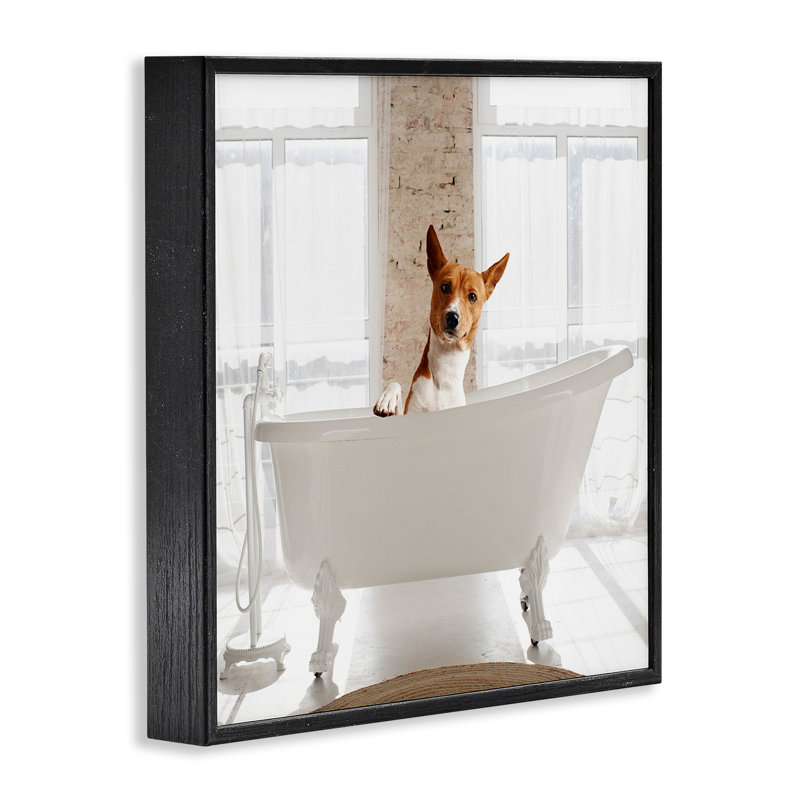 Giclée encadrée «Happy Dog in Bathroom Tub», conception par CAD Designs, H 17 po x l 17 po, Giclée encadrée noir minuit