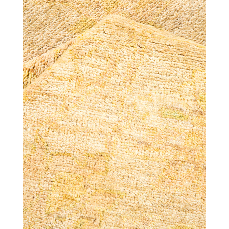 Tapis ivoire noué à la main de conception unique 6 pi 3 po x 9 pi 6 po Rhésa