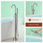 Robinet de baignoire à deux poignées avec douchette et fixation au sol-61901593