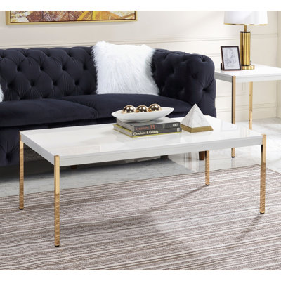 Table basse de salon avec plateau en bois et pieds tubulaires en métal