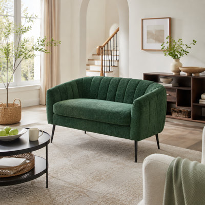 Canapé deux places compact et moderne en chenille verte de 127 cm de large, avec pieds en métal et capitonnage à canaux.