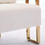 Chaise blanche avec pattes dorées et revêtement en molleton doux pour un confort optimal au bureau. Rembourrage moelleux et élégant en métal.