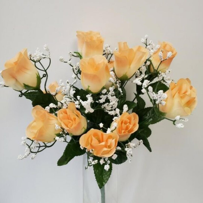Roses avec fleurs artificielles, Pêche