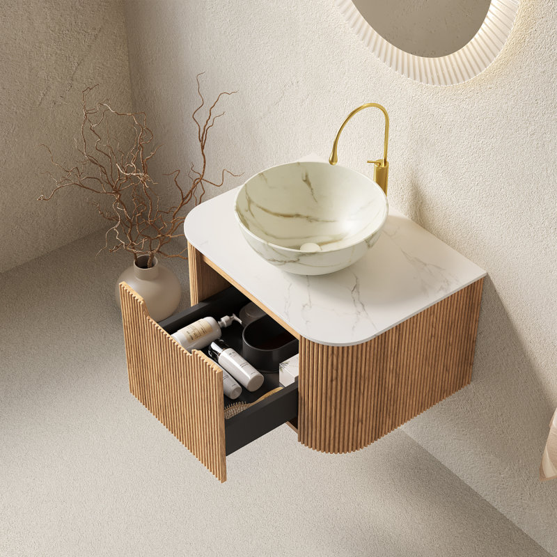 Ensemble de meuble-lavabo et de salle de bain de 24 po Dina, armoire de rangement rayée à bords arrondis avec tiroir, cuve en céramique blanc mat et plateau en pierre frittée blanc de Carrare, pré-assemblé, couleur grain de bois naturel