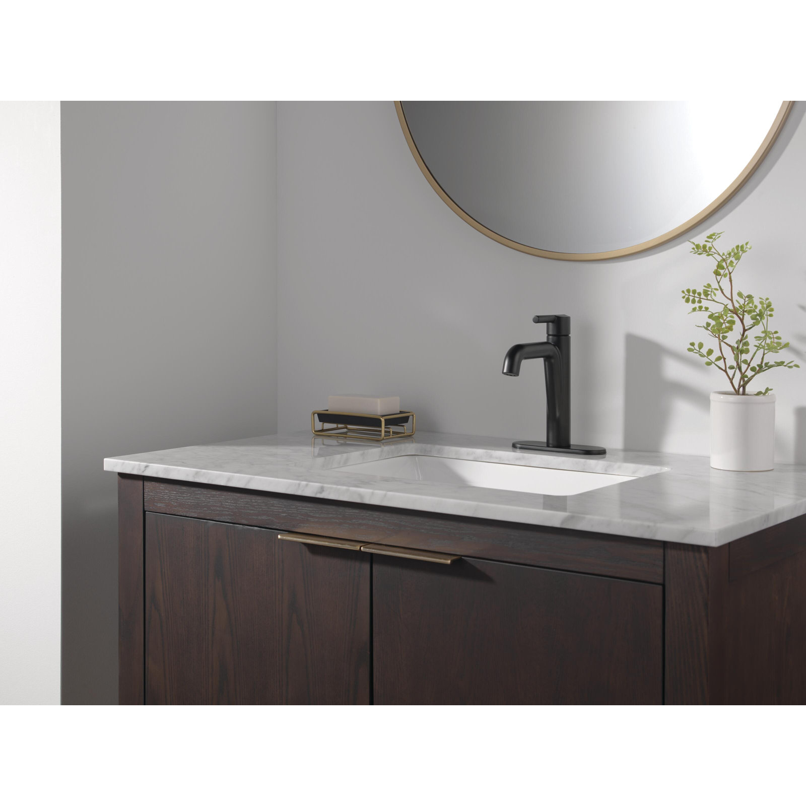 Nicoli Single-Hole Bathroom Faucet with Drain, Matte Black